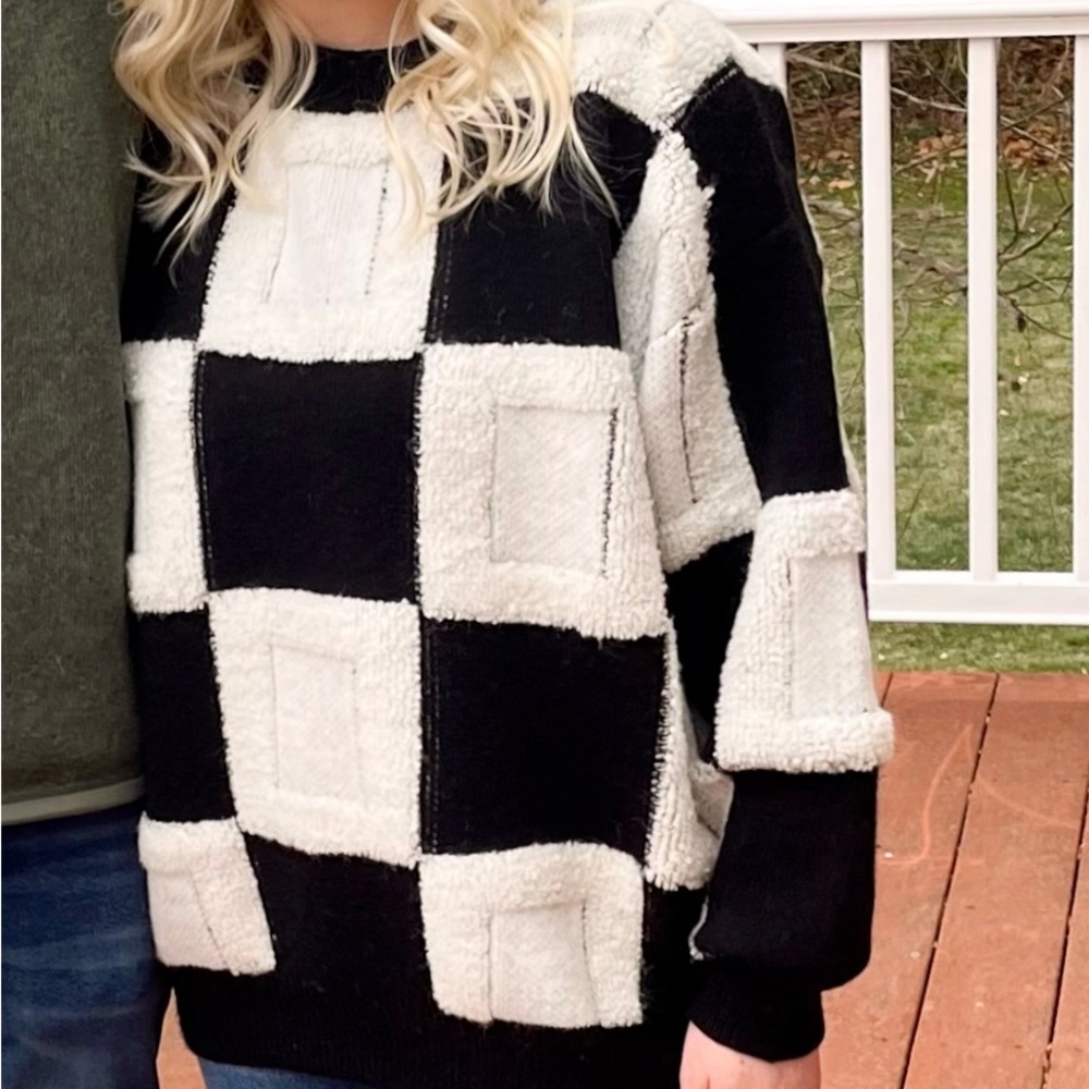 Line & Dot checkered sweater